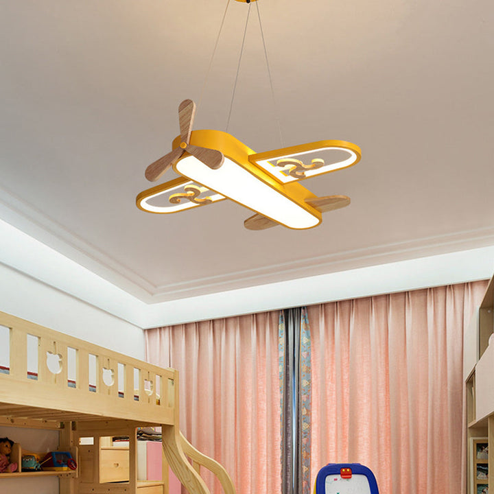 "Flygplansdesign LED taklampa för barn, gul och blå, med kreativ luftfartstema för fantasifyllt barnrum."