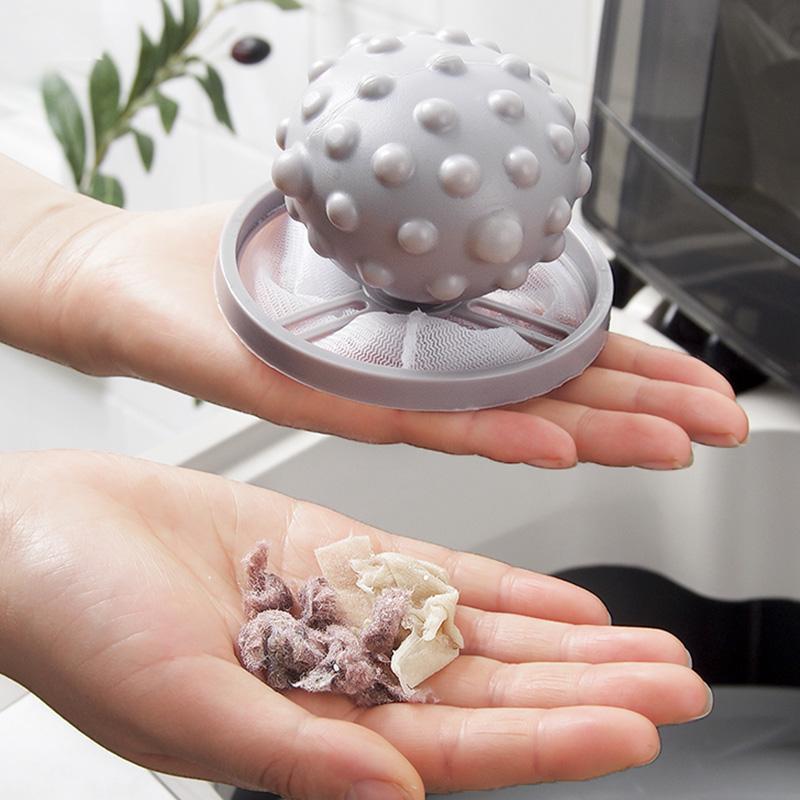 "Flytande husdjurshårfångare, blå färg, flyter ovanför kläderna i tvättmaskin för att samla djurhår effektivt."