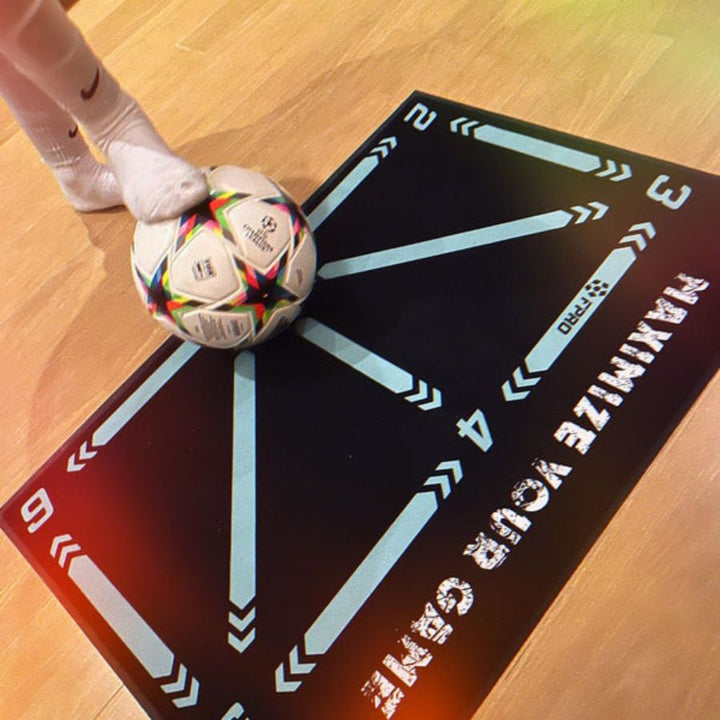 "Fotbollsträningsmatta 90x60cm, blåvit, medföljer videoprogram, optimerad för hemövning i dribbling och koordination."