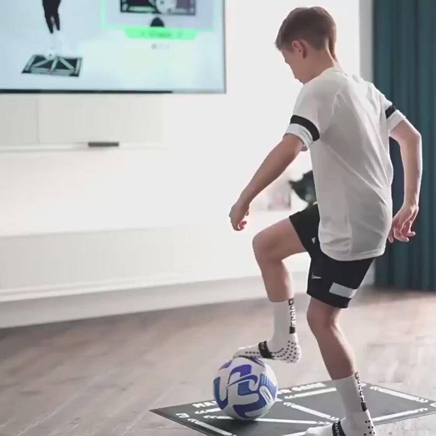 "Fotbollsträningsmatta 90x60cm, blåvit, medföljer videoprogram, optimerad för hemövning i dribbling och koordination."