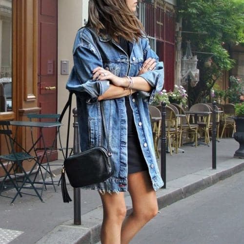 "Framsida av Jessica jeansjacka för kvinnor med vintage look, lång och överdimensionerad passform i blå denim."