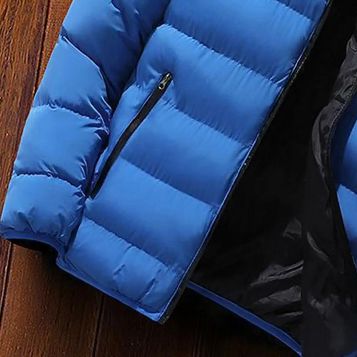 "Framsida på herr pufferjacka, lätt och värmande, för höst och vinter, tidlös design för stil och komfort."