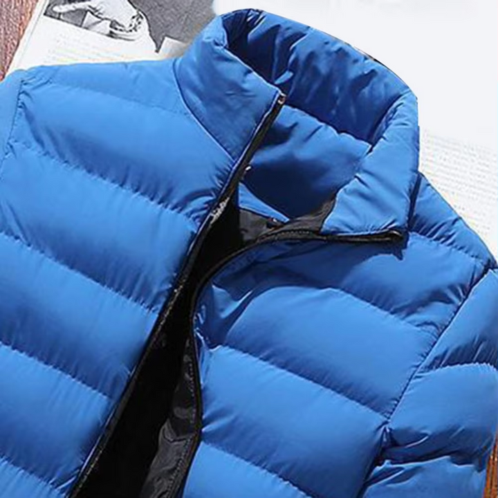 "Framsida på herr pufferjacka, lätt och värmande, för höst och vinter, tidlös design för stil och komfort."
