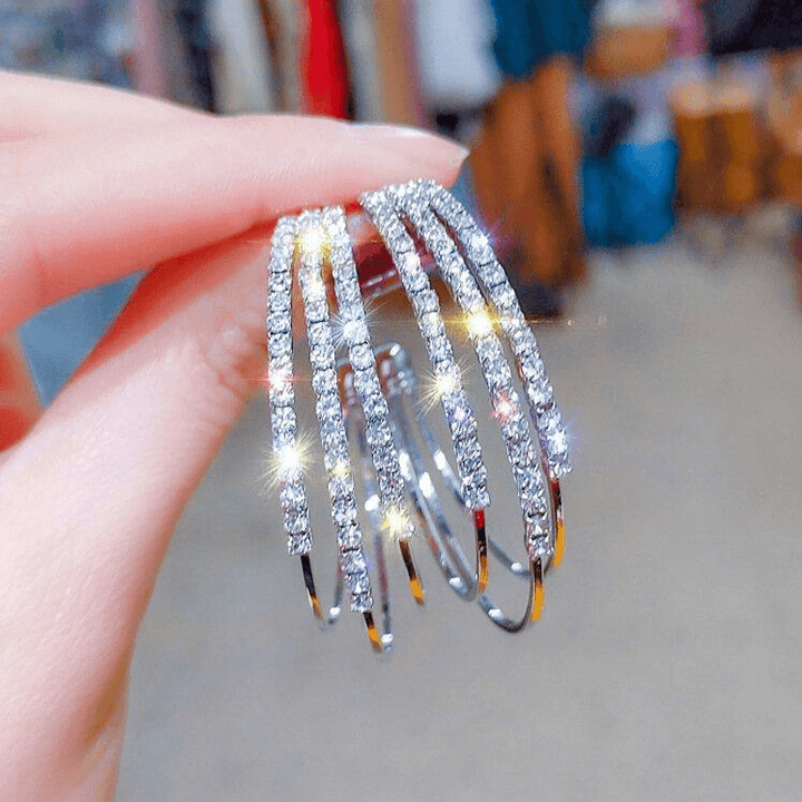 "Glänsande ringörhängen i guld och silver för kvinnor, elegant design, perfekt för både vardag och fest."