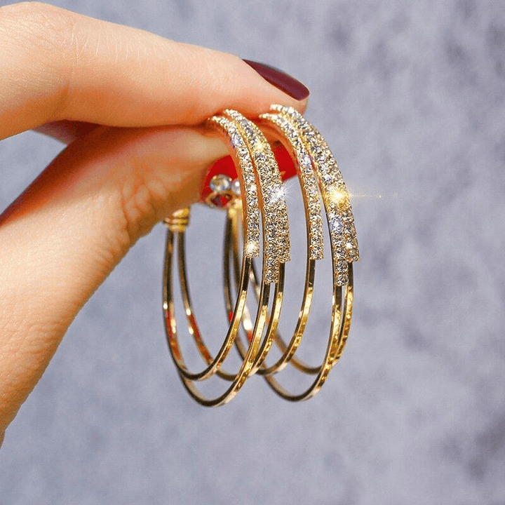 "Glänsande ringörhängen i guld och silver för kvinnor, elegant design, perfekt för både vardag och fest."