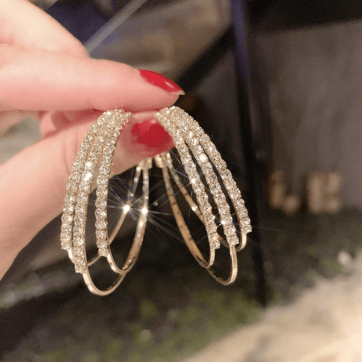 "Glänsande ringörhängen i guld och silver för kvinnor, elegant design, perfekt för både vardag och fest."