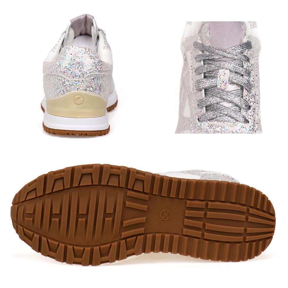 "Gnistrande dam sneakers med kristaller i blå, rosa och vit, elegant designad för stil och komfort."