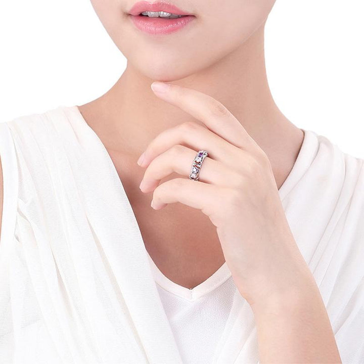 "Gnistrande guldpläterad zirkonring med dichroic inlägg, elegant design för kvinnor, fångar ljuset vackert, perfekt accessoar