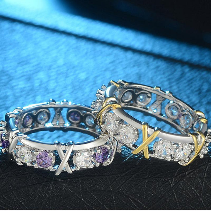 "Gnistrande guldpläterad zirkonring med dichroic inlägg, elegant design för kvinnor, fångar ljuset vackert, perfekt accessoar