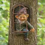 Klättrande gnome i fönstret