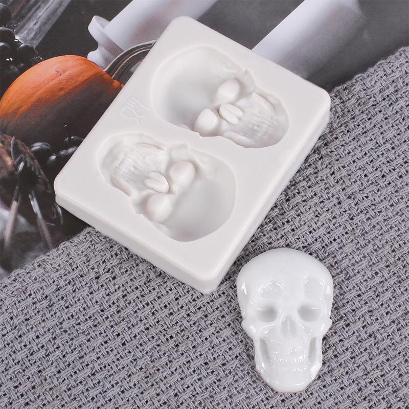 "Grå 3D skalle kakform i silikon för bakning och dessertdekoration, mångsidig för kakor, is och gelé."