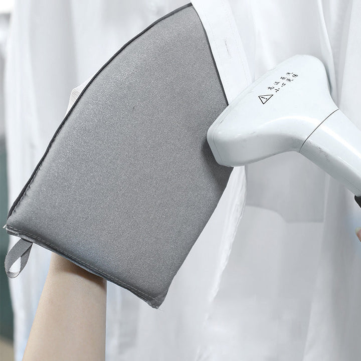 "Grå ergonomisk värmebeständig ångbåtshandske för alla handstorlekar, erbjuder säker hantering av varma kläder."