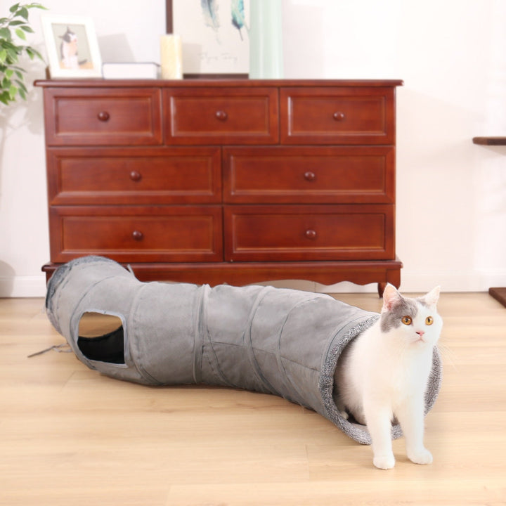 "Grå och beige hopfällbar kattunnel för lek och vila, elegant design för kattens stimulans och trygghet."
