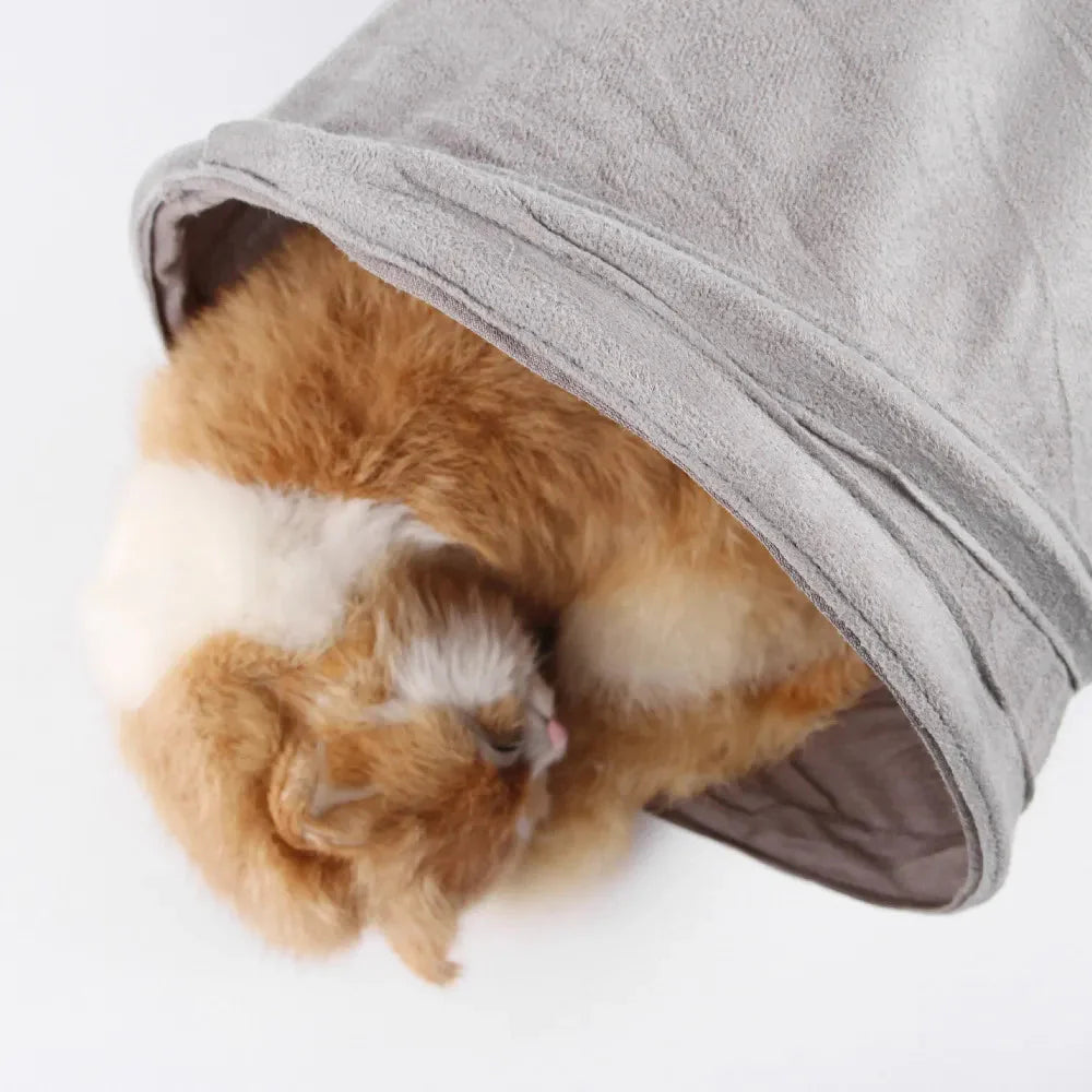 "Grå och beige hopfällbar kattunnel för lek och vila, elegant design för kattens stimulans och trygghet."