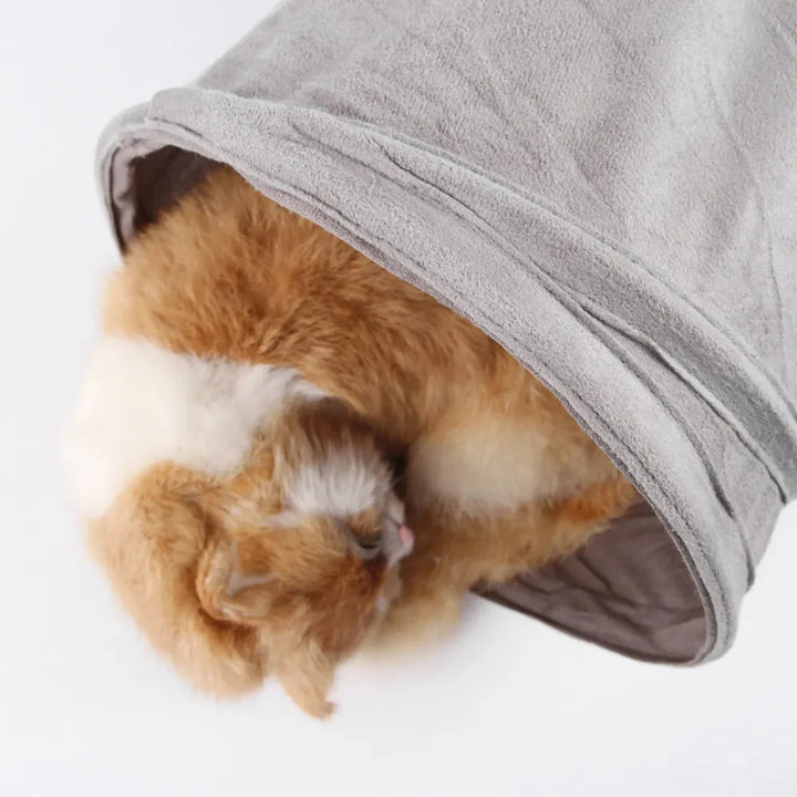 "Grå och beige hopfällbar kattunnel för lek och vila, elegant design för kattens stimulans och trygghet."