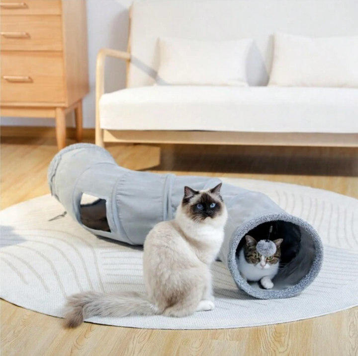 "Grå och beige hopfällbar kattunnel för lek och vila, elegant design för kattens stimulans och trygghet."