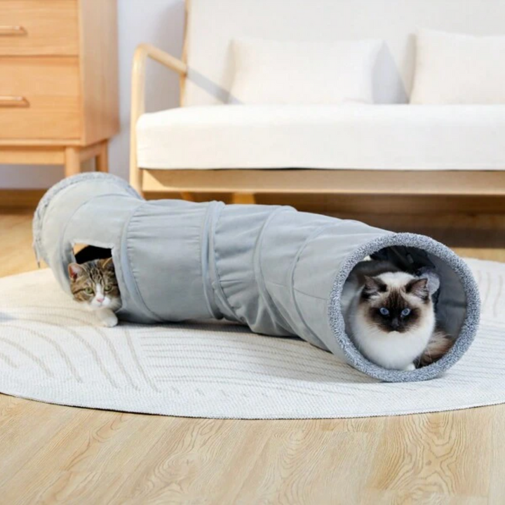 "Grå och beige hopfällbar kattunnel för lek och vila, elegant design för kattens stimulans och trygghet."