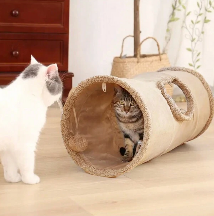 "Grå och beige hopfällbar kattunnel för lek och vila, elegant design för kattens stimulans och trygghet."