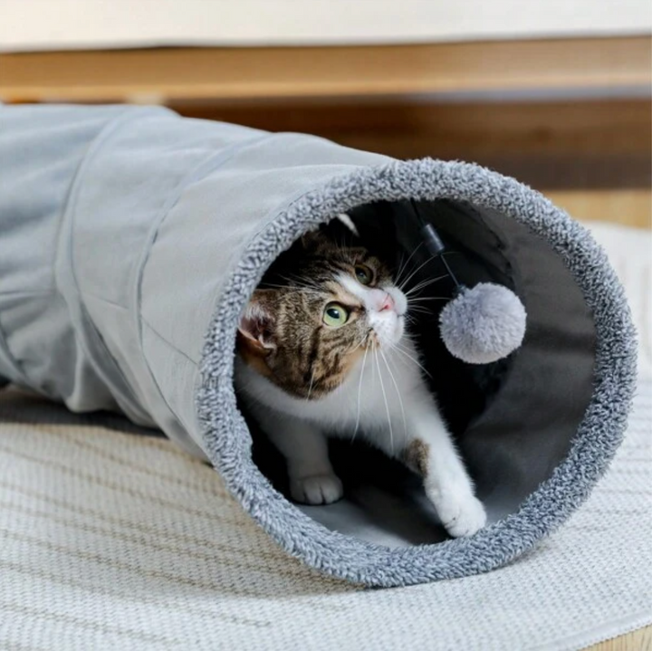 "Grå och beige hopfällbar kattunnel för lek och vila, elegant design för kattens stimulans och trygghet."
