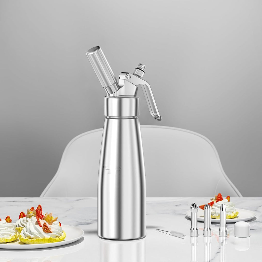 "Gräddsifon i aluminium, 500 ml, med tre dekorationsmunstycken för kreativ och mångsidig matlagning."