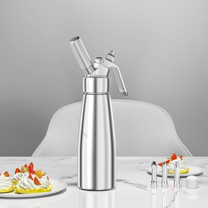 "Gräddsifon i aluminium, 500 ml, med tre dekorationsmunstycken för kreativ och mångsidig matlagning."