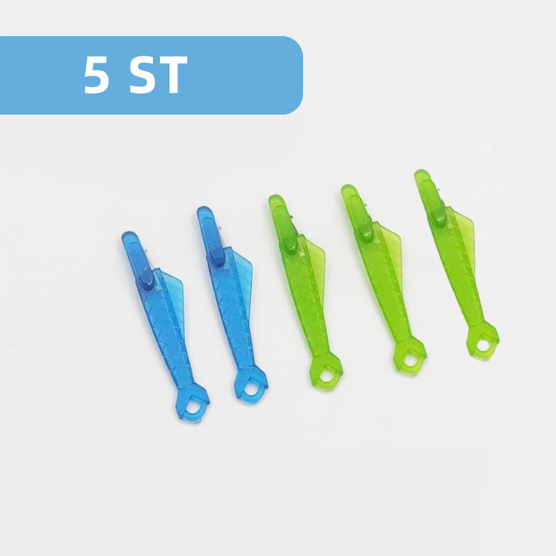 Grön fiskformad nålträdare av plast för symaskiner, enkel trädning, slitstark och kompatibel med äldre och nya maskiner.