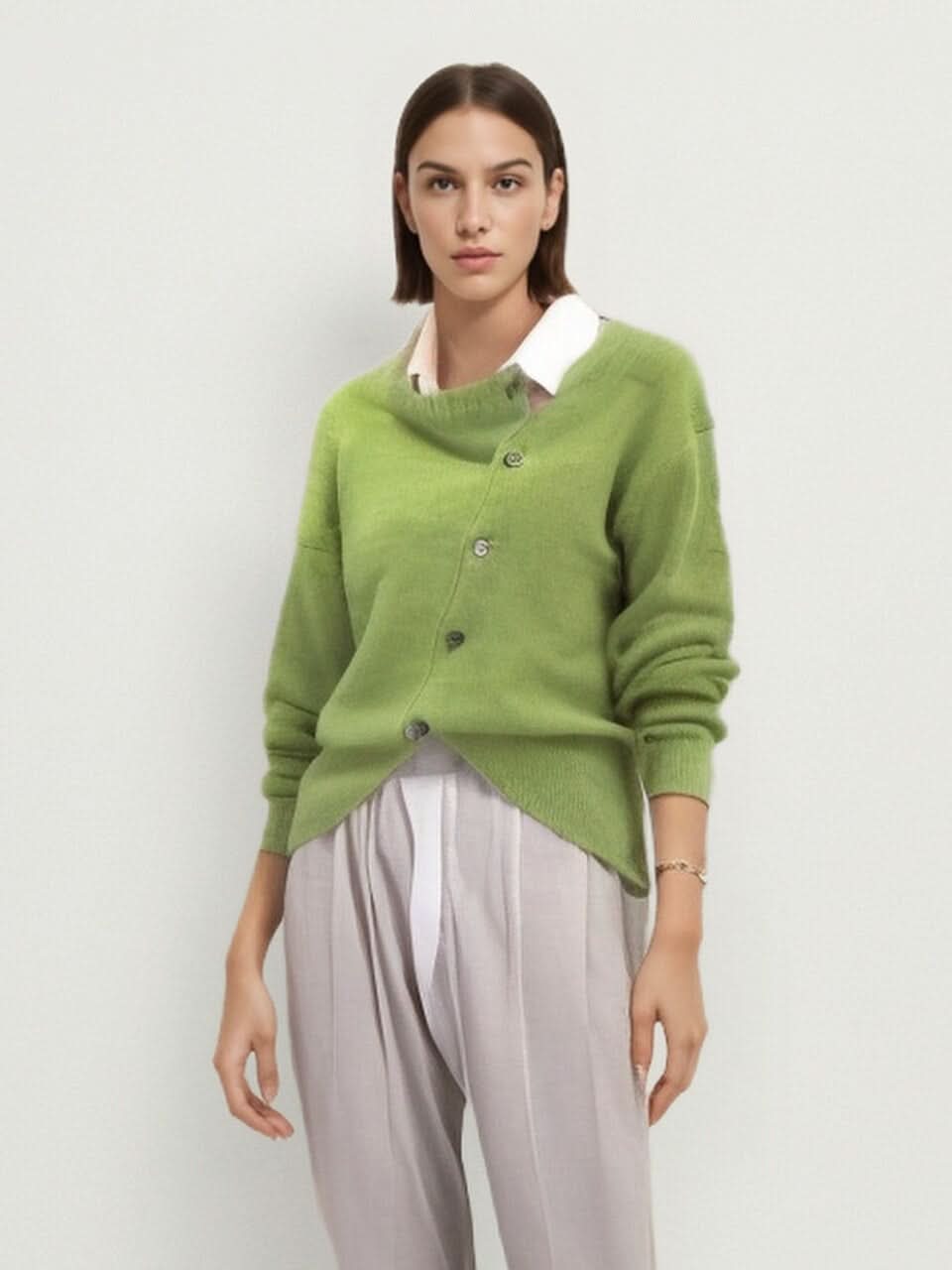 "Grön rundhalsad kashmirull cardigan dam, elegant och stilren, mjuk finish, knapp-upp front för mångsidig styling."