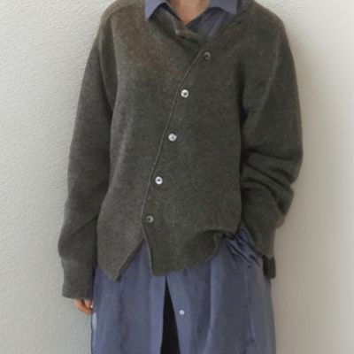 "Grön rundhalsad kashmirull cardigan dam, elegant och stilren, mjuk finish, knapp-upp front för mångsidig styling."
