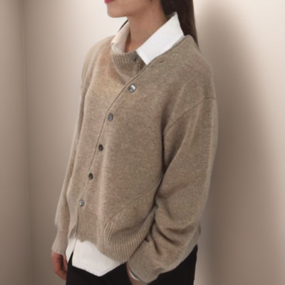 "Grön rundhalsad kashmirull cardigan dam, elegant och stilren, mjuk finish, knapp-upp front för mångsidig styling."