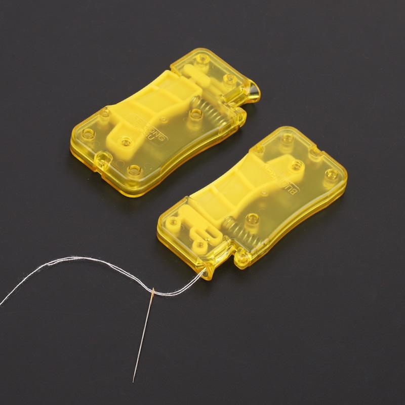 "Gul automatisk nålträdare för hand- och maskinsömnad, kompakt och lättanvänd accessoar"