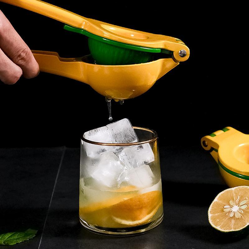 "Gul citruspress i aluminium, ergonomisk design, perfekt för kök, lättanvänd, pressar citrusjuice effektivt."