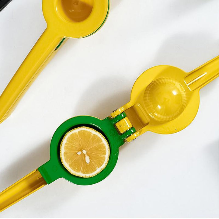 "Gul citruspress i aluminium, ergonomisk design, perfekt för kök, lättanvänd, pressar citrusjuice effektivt."