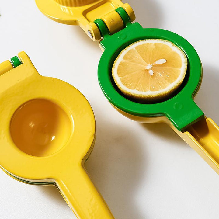 "Gul citruspress i aluminium, ergonomisk design, perfekt för kök, lättanvänd, pressar citrusjuice effektivt."