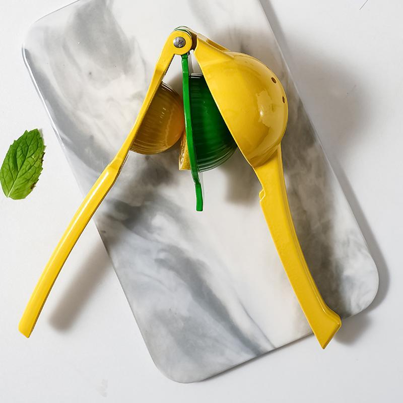"Gul citruspress i aluminium, ergonomisk design, perfekt för kök, lättanvänd, pressar citrusjuice effektivt."