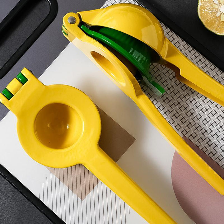 "Gul citruspress i aluminium, ergonomisk design, perfekt för kök, lättanvänd, pressar citrusjuice effektivt."