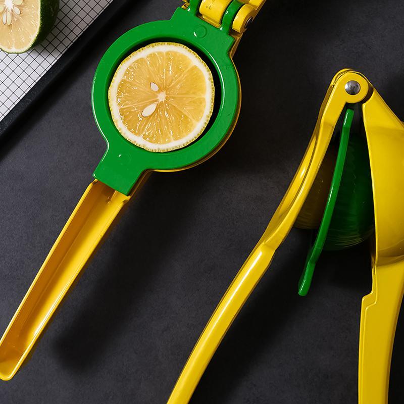 "Gul citruspress i aluminium, ergonomisk design, perfekt för kök, lättanvänd, pressar citrusjuice effektivt."