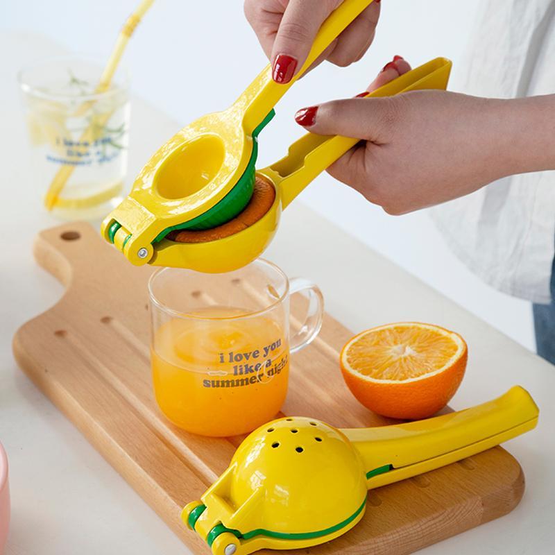 "Gul citruspress i aluminium, ergonomisk design, perfekt för kök, lättanvänd, pressar citrusjuice effektivt."