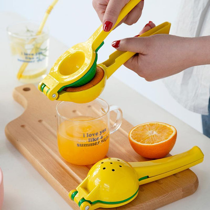 "Gul citruspress i aluminium, ergonomisk design, perfekt för kök, lättanvänd, pressar citrusjuice effektivt."