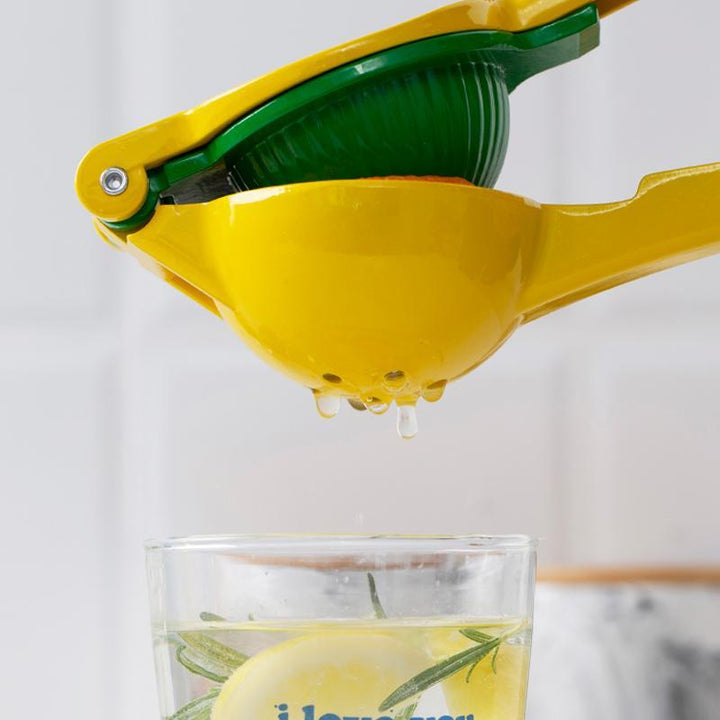 "Gul citruspress i aluminium, ergonomisk design, perfekt för kök, lättanvänd, pressar citrusjuice effektivt."