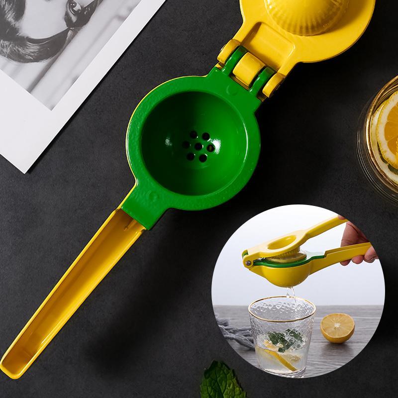 "Gul citruspress i aluminium, ergonomisk design, perfekt för kök, lättanvänd, pressar citrusjuice effektivt."