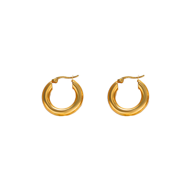 Guldfärgade ringörhängen i rostfritt stål, olika storlekar, elegant look för alla tillfällen och stilpreferenser.