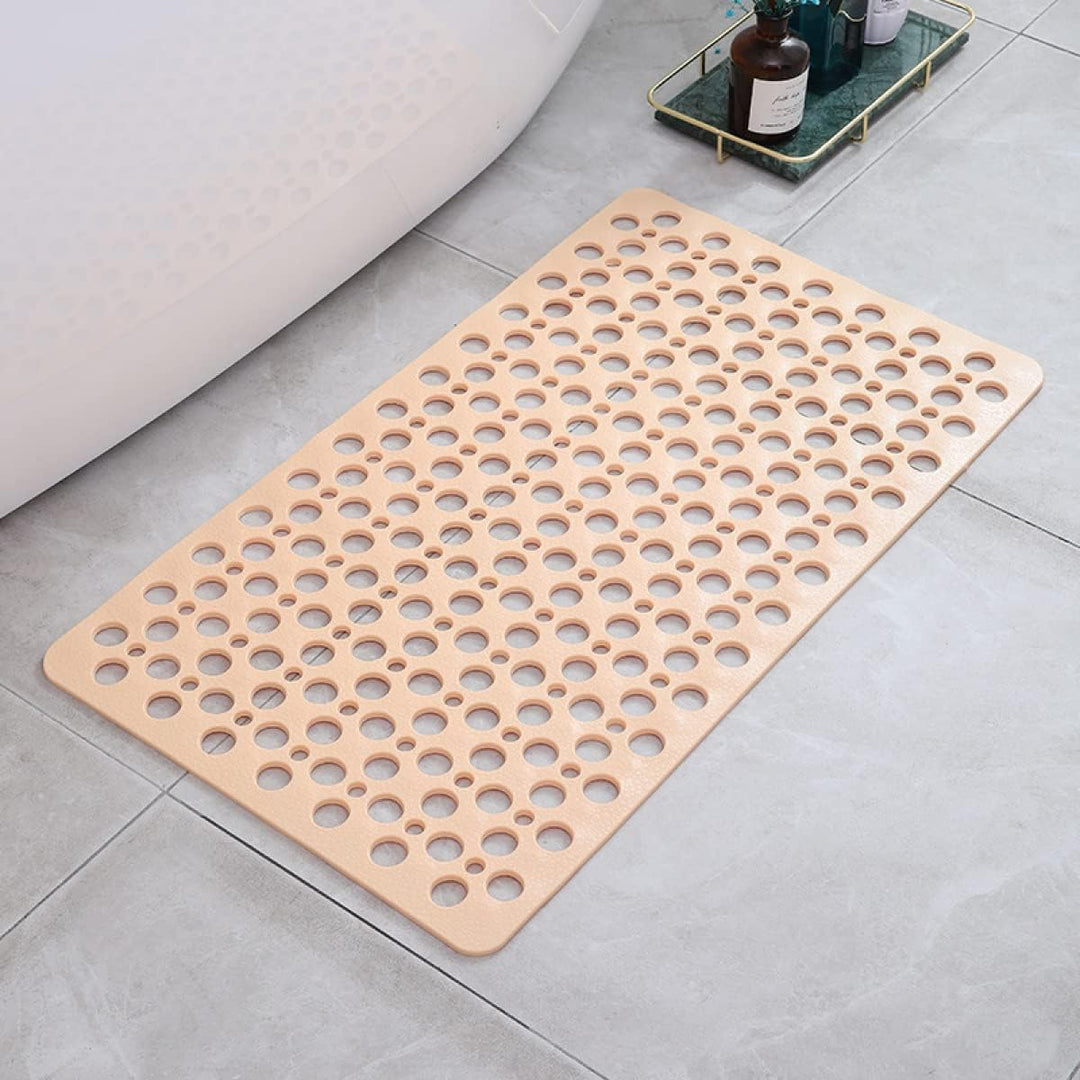 "Halkfri duschmatta i beige med sugkoppar, ger säkert grepp och snabb torkning för dusch eller badkar."