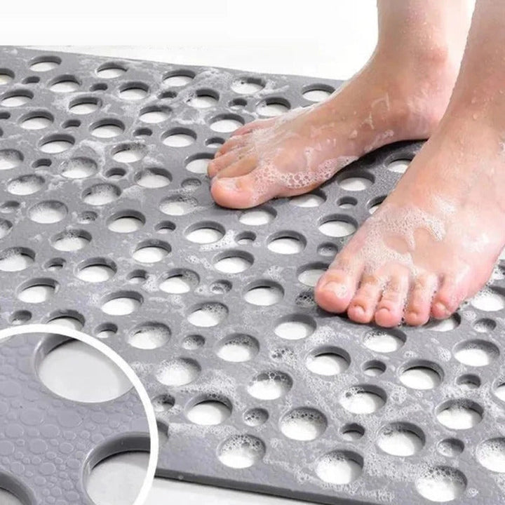 "Halkfri duschmatta i beige med sugkoppar, ger säkert grepp och snabb torkning för dusch eller badkar."