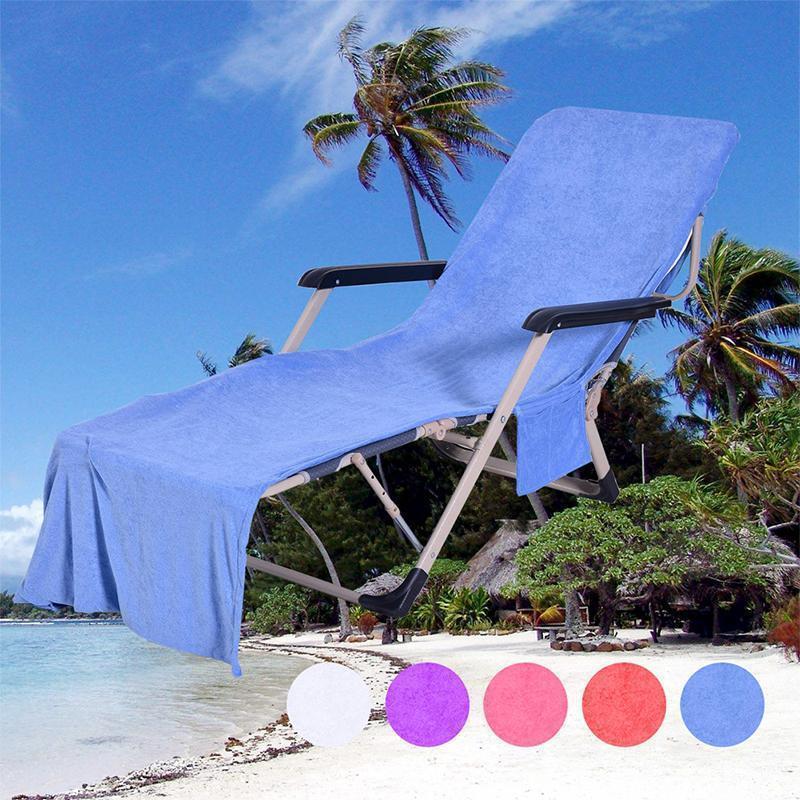 "Halkfri strandhandduk, blå med rymliga fickor, praktisk för solstolar. Perfekt för strand- eller poolanvändning."