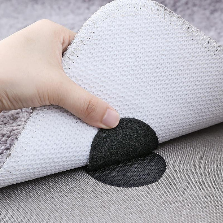 "Halkfria krokar och öglor, PVC, svart/vit för säkert fäste av mattor, stilren design, interiörsäkerhet."