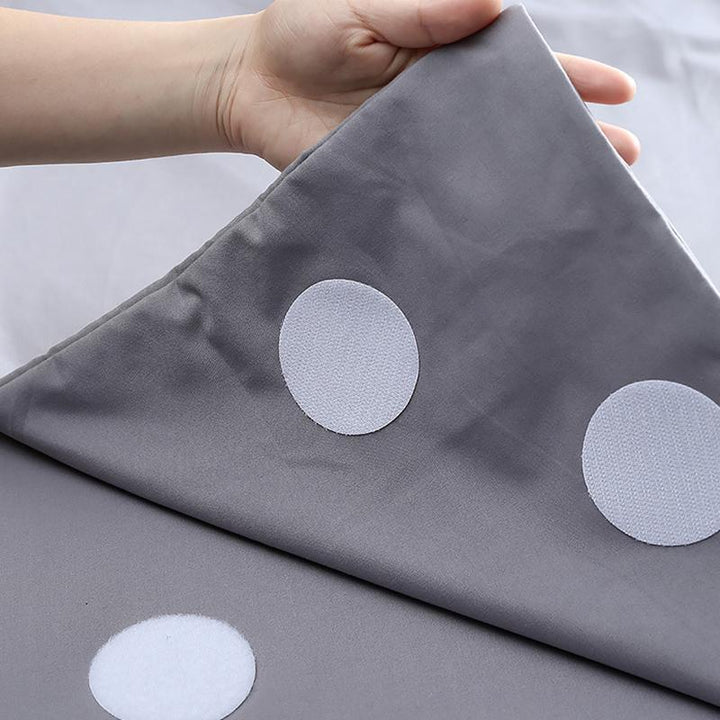"Halkfria krokar och öglor, PVC, svart/vit för säkert fäste av mattor, stilren design, interiörsäkerhet."