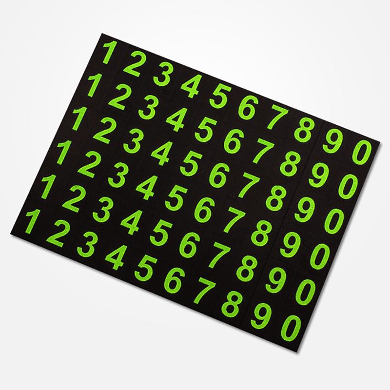 "Halkskyddsmatta med mobiltelefonfäste, svart PVC, på bilens instrumentbräda. Praktisk och elegant bilaccessoar."