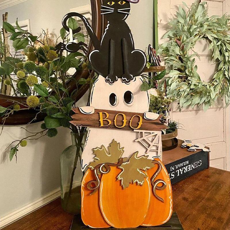 "Halloween veranda dekoration i trä med handmålade detaljer och unik design för en spöklik och välkomnande atmosfär."