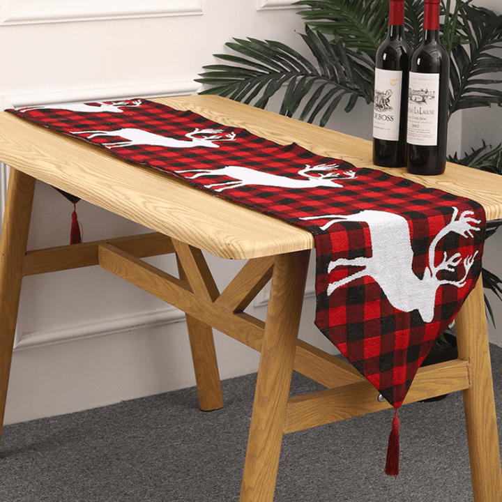 "Handgjord julduk med renar och snögubbar i julfärger, skapar festlig atmosfär, perfekt för heminredning, 180x35cm."
