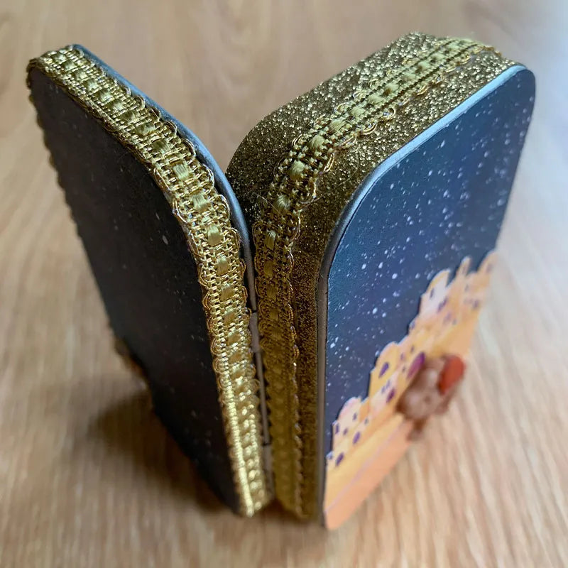 "Handgjord julkrubba med figurer som Maria, Josef, Jesus under stjärnklar natt, perfekt för festlig dekoration."